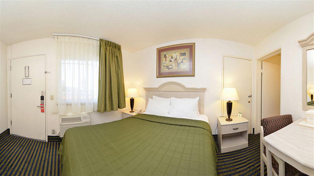 Super 8 By Wyndham San Diego Hotel Circle Exterior foto